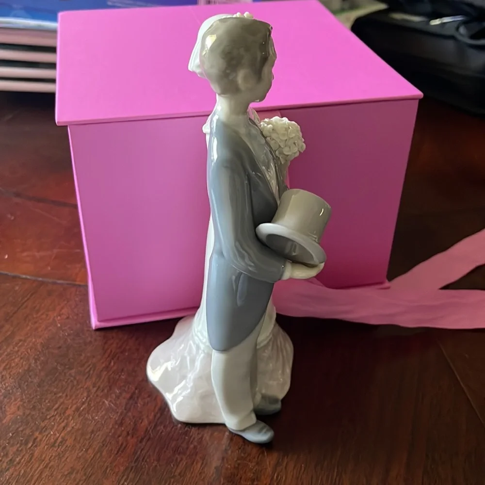 Vintage Lladro Bride and Groom Wedding Figurine
